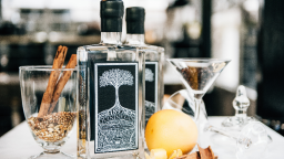 1987 Quinine Gin bottle